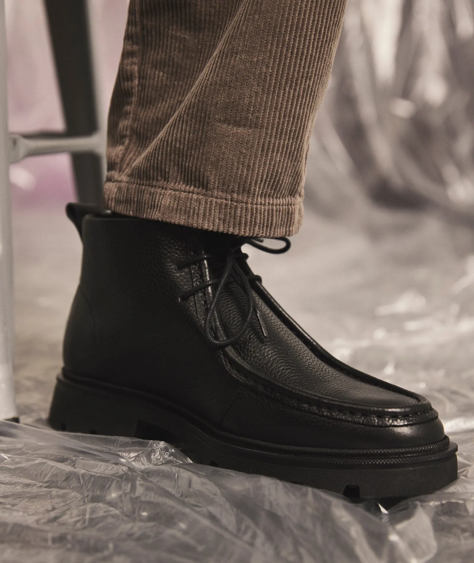 Minnesota Mid - Black Tumbled Leather