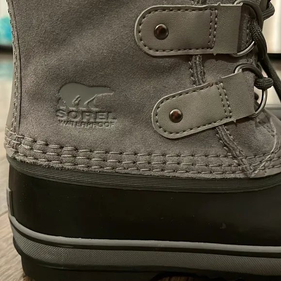 Sorel Youth Joan of Arctic boots size 1 NEW