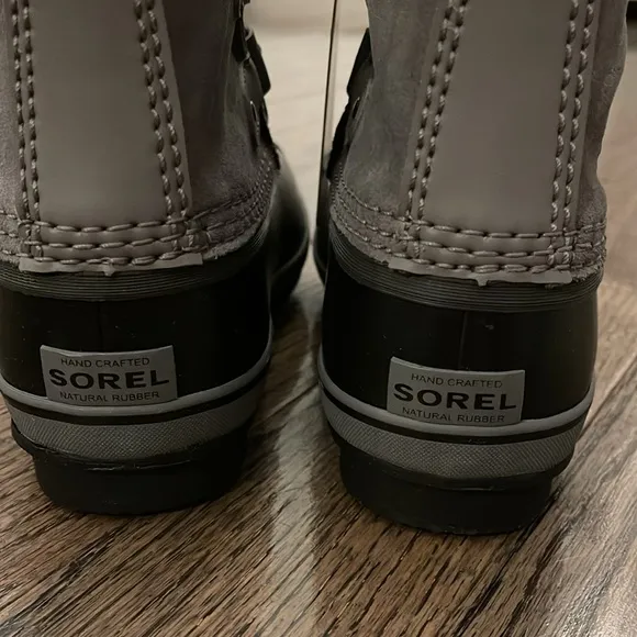Sorel Youth Joan of Arctic boots size 1 NEW